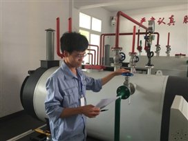 E:lyja考试中心照片 .14下午第一次用锅炉模拟机进行实操考试时王杰老师在复位.jpg