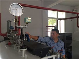 E:lyja考试中心照片 .14下午第一次用锅炉模拟机进行实操考试时杨利国老师在复位.jpg