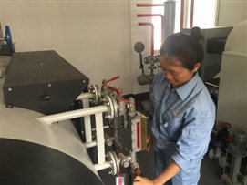 E:lyja考试中心照片 .14下午学员在锅炉模拟机上进行考试.jpg