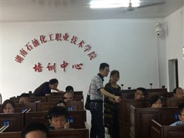 E:lyja考试中心照片 .14锅炉工取证理论考试2.jpg