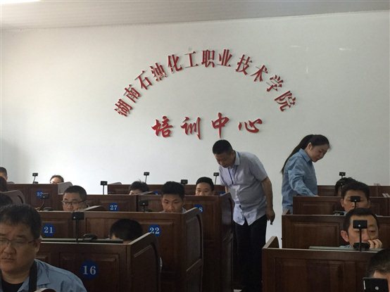 E:lyja考试中心照片 .25市技监局特设科李煌勤科长巡考3.jpg
