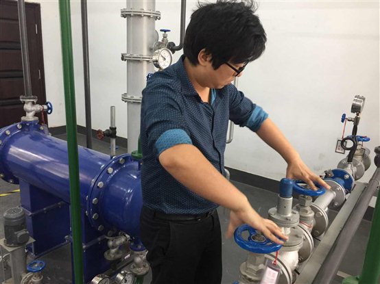 E:lyja考试中心照片 .24上午第一次用压力管道模拟机进行实操考试时老师在复位.jpg
